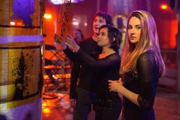 Tris (Shailene Woodley, r.), Christina (Zo&euml; Kravitz, M.) und Peter (Miles Teller, l.) sind Rekruten der Fraktion der furchtlosen Ferox und m&uuml;ssen zahlreiche Pr&uuml;fungen bestehen. Sie m&uuml;ssen das K&auml;mpfen und mit ihren eigenen &Auml;ngsten umgehen lernen, bevor sie offizielle Mitglieder der Gruppe sein k&ouml;nnen. Schaffen sie das nicht, gelten sie als fraktionslos und werden aus der Gesellschaft ausgesto&szlig;en ...