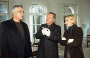 Die Beamten Kehler (Wolfgang Bathke, Mi.) und Svenja Bj&ouml;rson (Li Hagman) haben in der Wohnung von Klaus Thurau (Michael Greiling) Belastungsmaterial gefunden.