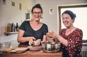 Eva Gottschaller (links) und ihre K&uuml;chenhilfe Antonia Loeffler. Eva ist B&auml;ckerstochter, frisch gebackene Mama, und eigentlich Schauspielerin. Obwohl sie die Schauspielerei liebt, war die Sehnsucht nach dem Landleben so gro&szlig;, dass sie vor einem Jahr beschloss, auf den elterlichen Hof zur&uuml;ckzukehren. Auf einen Hof mit gro&szlig;er Geschichte, denn die Gottschallers sind Bayerns &auml;lteste Bauernfamilie. Eva ist die 20. Generation und will in Zukunft das Erbe ihrer Familie fortf&uuml;hren. Weiteres Bildmaterial finden Sie unter www.br-foto.de.