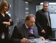 Eames (Kathryn Erbe) und Goren (Vincent D'Onofrio, r.) bitten Mr. Gary (Rodrick Covington), die Verbrecherkartei durchzusehen. Vielleicht ist der Mörder vorbestraft. Eames (Kathryn Erbe) und Goren (Vincent D'Onofrio, r.) bitten Mr. Gary (Rodrick Covington), die Verbrecherkartei durchzusehen. Vielleicht ist der Mörder vorbestraft.