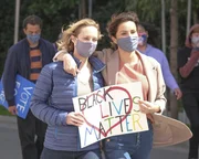 Maya Bishop (Danielle Savre, l.); Dr. Carina DeLuca (Stefania Spampinato, r.)