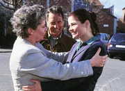 Uschi (Barbara Freier, li.) hat Hafturlaub bekommen, um gemeinsam mit ihrem Mann (Klaus Wennemann) den Geburtstag ihrer Tochter Sonja (Katharina Wackernagel) zu feiern. Uschi (Barbara Freier, li.) hat Hafturlaub bekommen, um gemeinsam mit ihrem Mann (Klaus Wennemann) den Geburtstag ihrer Tochter Sonja (Katharina Wackernagel) zu feiern.