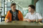 Florian Lehnert (Oleg Tikhomirov, li.) erz&auml;hlt Kris Haas (Jascha Rust, re.) wie sehr die Krankheit seiner Freundin ihre Liebe und ihr Leben beeinflussen.