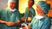 Dr. Stefan Frank (Sigmar Solbach, l.), Dr. Christian Roehrs (Siemen R&uuml;haak) und Dr. Ruth Waldner (Dorothee Reize) werden den kleinen Marc, Susannes Sohn, operieren.