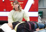 Versucht einer Patientin (Jamie Chung, liegend) das Leben zu retten: Meredith (Ellen Pompeo) ...
