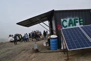 Ein Container als Caf&eacute; auf dem Abano-Pass auf fast 3000 Meter H&ouml;he wird aufgestellt.