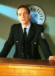 Frank Gitting (Karl-Heinz von Liebezeit), der neue Schließer von Reutlitz, hält seine Einführungsrede. Er setzt alles daran, sowohl bei der Anstaltsleitung als auch bei den Gefangenen einen guten Eindruck zu machen. Frank Gitting (Karl-Heinz von Liebezeit), der neue Schließer von Reutlitz, hält seine Einführungsrede. Er setzt alles daran, sowohl bei der Anstaltsleitung als auch bei den Gefangenen einen guten Eindruck zu machen.