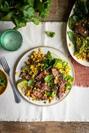 Steakplatte mit Mais in Basilikumbutter und Baby-Gem-Salat
