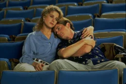 Danny (Michael J. Fox, r.) ist so versessen darauf, das Erbe seines Onkels Joe einzusacken, dass er daf&uuml;r immer skrupelloser wird und sogar seine Beziehung zu der Schauspielerin Robin (Nancy Travis, l.) riskiert ...