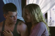 Jason Bourne (Matt Damon, l.) hat dem CIA versprochen, sich mit seiner Freundin Marie (Franka Potente, r.) zur&uuml;ckzuziehen, unter einer Bedingung: keiner soll je versuchen, ihn aufzusp&uuml;ren ...