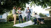 Von links: Isabel Vierkant (Theresa Hanich) und Jale Cengiz (Almila Bagriacik) stehen gemeinsam mit ihrem Chef Zeki Demirbilek alias Kommissar Pascha (Tim Seyfi) vor der Leiche. Gerichtsmedizinerin Dr. Sybille Ferner (Bettina Mittendorfer) untersucht das Opfer Ömer Özkan (Yasin Boynuince). Von links: Isabel Vierkant (Theresa Hanich) und Jale Cengiz (Almila Bagriacik) stehen gemeinsam mit ihrem Chef Zeki Demirbilek alias Kommissar Pascha (Tim Seyfi) vor der Leiche. Gerichtsmedizinerin Dr. Sybille Ferner (Bettina Mittendorfer) untersucht das Opfer Ömer Özkan (Yasin Boynuince).