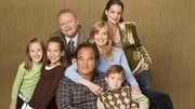 L-R: Gracie (Billi Bruno), Ruby (Taylor Atelian), Andy (Larry Joe Campbell), Jim (Jim Belushi),  Cheryl (Courtney Thorne-Smith), Dana (Kimberly Williams-Paisley) und Kyle (Conner Rayburn)