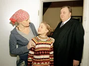 Lisa (Ulrike Grote, l.)  will nicht, dass Gregor Ehrenberg (Dieter Pfaff, r.) sich um ihre Tochter Charlotte (Alina Liss, M.) k&uuml;mmert.