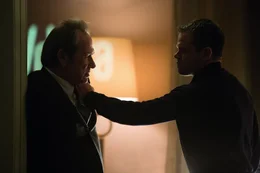L-R: Robert Dewey (Tommy Lee Jones), Jason Bourne (Matt Damon).