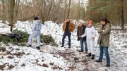 Ins Zentrum der Ermittlungen r&uuml;ckt ein Waldflurst&uuml;ck, das wegen gef&auml;hrlicher Munitionsfunde gesperrt ist. Kriminaltechnikerin Roswitha Prinzler (Silke Matthias, 2.v.r.) f&uuml;hrt Reuter (Udo Kroschwald, M.), P&ouml;hlmann (Dominic Boeer, 2.v.l.) und Joost (Nike Fuhrmann, r.) zu einem mysteri&ouml;sen Fund. Zuf&auml;llig in der N&auml;he befindet sich auch die Waldh&uuml;tte von Bettina Kruse, in die sie sich regelm&auml;&szlig;ig zum Arbeiten zur&uuml;ckzieht. Oder gibt es noch einen anderen Grund f&uuml;r ihre Aufenthalte?