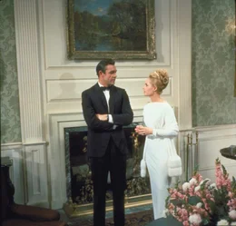 Als Mark (Sean Connery, l.) die Kleptomanin Marnie (Tippi Hedren, r.) auf frischer Tat ertappt, nutzt er ihre Notlage skrupellos aus und zwingt sie, ihn zu heiraten ...