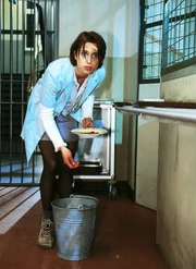 Katrin (Tanya Neufeldt) entsorgt das Amulett von Dagmar in den Küchenabfällen, damit man es bei ihr nicht findet. Katrin (Tanya Neufeldt) entsorgt das Amulett von Dagmar in den Küchenabfällen, damit man es bei ihr nicht findet.