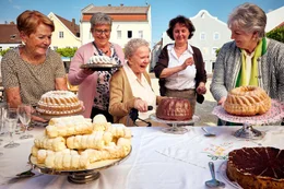 Oma Eberhofer (Enzi Fuchs, m.) im Guglhupf-Himmel!