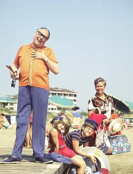 Im Urlaubsfieber: Willi Hirsekorn (Heinz Erhardt, li.), seine Frau Sieglinde (Ruth Stephan), seine Tochter Lotti (Irina von Bentheim) und sein Sohn Kuno (Nicolai von Bentheim).