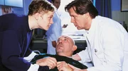 Dr. Stefan Frank (Sigmar Solbach, re.) hat keine guten Nachrichten f&uuml;r J&uuml;rgen Taschke (Hans Martin Stier, Mi.) und dessen Sohn Ingo (Matthias Schweigh&ouml;fer). Ingo hat einen Tumor im Knie ...