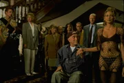 Wer wird die Gunst des reichen und gebrechlichen Onkel Joe (Kirk Douglas, vorne 2.v.r.) gewinnen? Die Familie, Patti (Colleen Camp, 3.v.l.), Carl (Ed Begley Jr., hinten r.), Muriel (Joyce Hyser, hinten 3.v.r.), Robin (Nancy Travis, 2.v.l.), Frank (Phil Hartman, hinten 2.v.r.), Ed (Bob Balaban, 4.v.l.)  und Danny (Michael J. Fox, l.), hoffen auf das Erbe, doch es schaut so aus, als wenn Krankenschwester Molly (Olivia d'Abo, r.) die besten Chancen hat ...; Wer wird die Gunst des reichen und gebrechlichen Onkel Joe (Kirk Douglas, vorne 2.v.r.) gewinnen? Die Familie, Patti (Colleen Camp, 3.v.l.), Carl (Ed Begley Jr., hinten r.), Muriel (Joyce Hyser, hinten 3.v.r.), Robin (Nancy Travis, 2.v.l.), Frank (Phil Hartman, hinten 2.v.r.), Ed (Bob Balaban, 4.v.l.)  und Danny (Michael J. Fox, l.), hoffen auf das Erbe, doch es schaut so aus, als wenn Krankenschwester Molly (Olivia d'Abo, r.) die besten Chancen hat ...