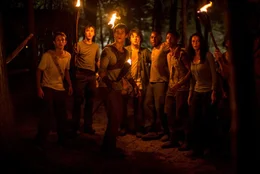 Die unter Ged&auml;chtnisverlust leidenden Jugendlichen Thomas (Dylan O'Brien, 3.v.l.), Alby (Aml Ameen, 3.v.r.), Jeff (Jacob Latimore, 2.v.r.) und Teresa (Kaya Scodelario, r.) f&uuml;rchten sich vor den Kreaturen, die sie aus dem Labyrinth, das sie einschlie&szlig;t, angreifen ...