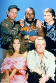 L-R: John "Hannibal" Smith (George Peppard, vorne re.), Amy Amanda Allen (Melinda Culea), "Howling Mad" Murdock (Dwight Schultz, oben li.), Mr.T. (Mr.T., oben Mi.) und Templeton Peck (Dirk Benedict, oben re.)