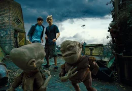 Tom Pearson (Carter Jenkins,l,) und sein Coudin Jake Pearson (Austin Butler,r.) trauen ihren Augen nicht, als sie die kleinen Ausserirdischen entdecken.