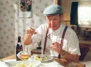 Hier eine Szene aus "Heinz Becker: Spurlos verschwunden". Heinz Becker (Gerd Dudenh&ouml;ffer) erl&auml;utert beim Mittagessen seine Pl&auml;ne f&uuml;r den Kellerausbau.