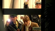 Fall "T&ouml;dliche Weihnachten": Gemeinsam mit der Polizei macht sich die Tochter auf, um ihre Eltern in der v&auml;terlichen Praxis zu suchen. Sind die beiden Opfer eines &Uuml;berfalls geworden? (Darsteller Komparsen)