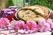 Zu Tisch Tal der Rosen - Bulgarien Palatschinken und Rosenkonfitüre Zu Tisch Tal der Rosen - Bulgarien Palatschinken und Rosenkonfitüre