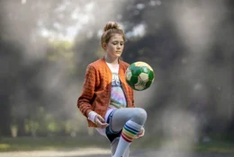 Die fu&szlig;ballbegeisterte Eva (Sonja Holm) die sich in den eher unsportlichen Adam (Olle Cardell) verliebt hat, h&auml;lt sich nicht an den Pakt und schw&auml;nzt sogar ihr Vereinstraining, um mit ihm Fu&szlig;ball zu trainieren.