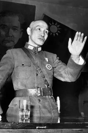 Im Jahr 1949 fl&uuml;chtet Chiang Kai-shek mit 600.000 Mann nach Taiwan und errichtet dort ein autorit&auml;res Regime.