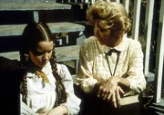 Miss Beadle (Charlotte Stewart, r.) macht sich Sorgen um Laura (Melissa Gilbert, l.) ...