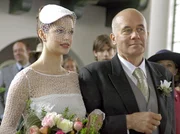 Ninas (Suzan Anbeh) Vater Oskar (Hanns Zischler) ist Trauzeuge.