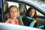W&auml;hrend Gabrielle (Eva Longoria, r.) sich mit Ana auseinandersetzten muss, kann sich Lynette (Felicity Huffman, l.) nicht vorstellen, noch zwei weitere Kinder gro&szlig;zuziehen ...