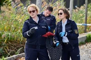 Nele Fehrenbach (Floriane Daniel, l.) und Julia Demmler (Wendy G&uuml;ntensperger, r.) sichern die Spuren am Tatort (mit Komparse).