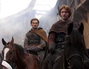 Die rechte Hand der Willk&uuml;r: Walter (G&ouml;tz Otto, l.) ist William Hamleighs (David Oakes, r.) engster Gefolgsmann und seinem Herrn in absoluter Treue ergeben. Der kampferprobte H&uuml;hne steht ihm auch in keiner Weise in seiner Brutalit&auml;t nach ...