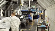 Im englischen Gaydon, Warwickshire, fertigen auf 2.700 Quadratmetern rund 1.700 Mitarbeiter Autos f&uuml;r Aston Martin.