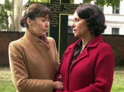 Eva (Thekla Carola Wied, links) steht ihrer betrogenen Schwester Sabine (Tamara Rohloff) zur Seite.