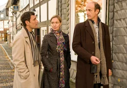 Rudolf (Johannes Herrschmann, re.) und Karina (Katja Weitzenb&ouml;ck) zeigen Klaus (Heikko Deutschmann) die Uhrmacherwerkstatt.