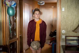 Als Eva (Sonja Holm), die radikale Tiersch&uuml;tzerin, zu Adams Feier kommt, merkt sie sofort, dass etwas nicht stimmt. Erst recht, als Emma (Liv Mj&ouml;nes) ihr Adams Hasen zeigt. Adam (Olle Cardell) streitet ab, den Hasen jemals gewollt zu haben.