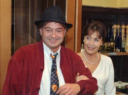 Ein schr&auml;ges Paar: Die distinguierte Eva (Thekla Carola Wied) und der Malermeister Harry (Florian Martens).