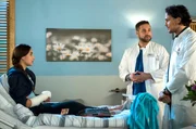Vor der jungen Patientin Kaja Baldin (Rona &Ouml;zkan, l.) macht Matteo (Mike Adler, M.) Noah Mattes (Christian Martin Sch&auml;fer, r.) klar, wer im Klinikum das Sagen hat.
