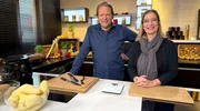 Bj&ouml;rn Freitag (l) testet mit Haushaltsexpertin Yvonne Willicks, wie man leckere Pommes am besten selbst machen kann.
