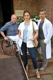 ARD Degeto DIE EIFELPRAXIS - EINE FRAGE DES MUTS, am Freitag um 20:15 Uhr im ERSTEN. Vera Mundt (Rebecca Immanuel), ihr Chef Chris Wegner (Simon Schwarz, li.) und Henning Maurer (Ren&eacute; Steinke)