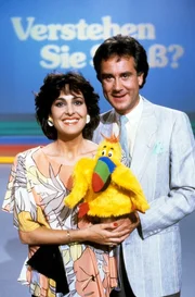 Das Moderatoren-Ehepaar Paola und Kurt Felix mit dem "Verstehen Sie Spa&szlig;?" Spa&szlig;vogel.