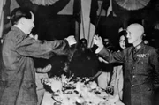 September 1945: Mao Zedong (li.) und Chiang Kai-Shek (re.) sto&szlig;en auf ihren Sieg gegen Japan an.