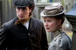 Der neue Kollege Joe (Aaron Johnson) und Helen (Mia Wasikowska) verbringen fl&uuml;chtige romantische Momente miteinander.