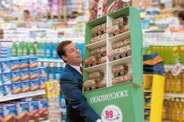 Der spleenige Unternehmer Barry (Adam Sandler) nutzt den Fehler einer Werbeaktion aus und tauscht Lebensmittelcoupons gegen &auml;u&szlig;erst lukrative Flugmeilen ein.